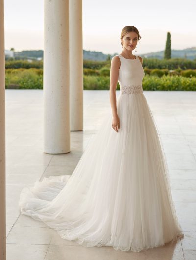 Winterbraut Brautkleid mit Sabrina Neckline Prinzessin edel weich Softtüll Viera Rosa Clará