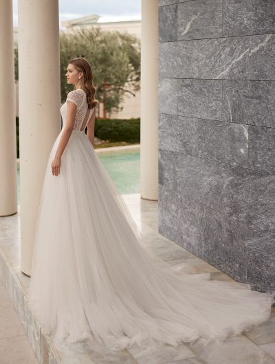 Prinzessin Tüllbrautkleid mit Spitze Prinzessin Schlüsselloch Rückenausschnitt üppiger Softtüllrock Villain Rosa Clará