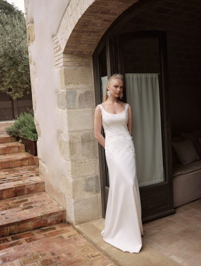 Fit n Flare Brautkleid Fit n Flare Brautkleid aus Satin mit 3 D Blütenapplikationen und modernem Square Ausschnitt
