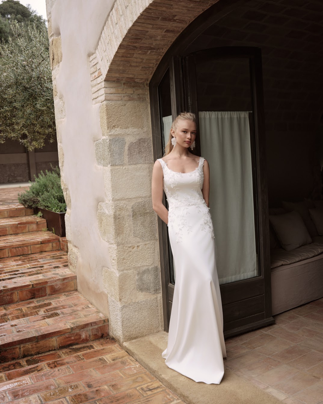 Fit n Flare Brautkleid Fit n Flare Brautkleid aus Satin mit 3 D Blütenapplikationen und modernem Square Ausschnitt